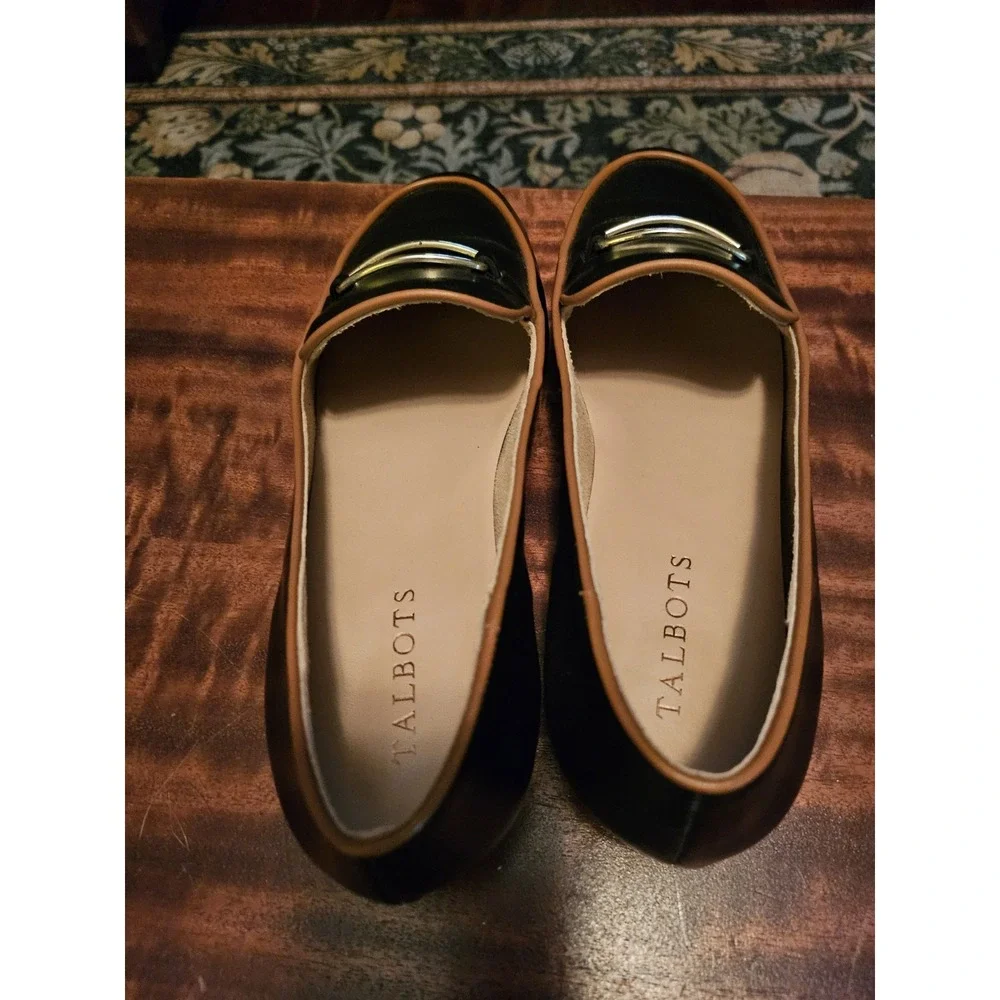 Ladies Talbots Loafers, Black With Brown Trim And Gold Accessory. Size 8.5